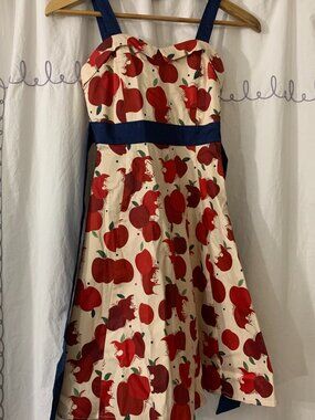 Disney Parks Snow White and the Seven Dwarfs Disney Dress Shop Girls Size Large